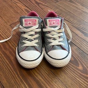 Little girls converse